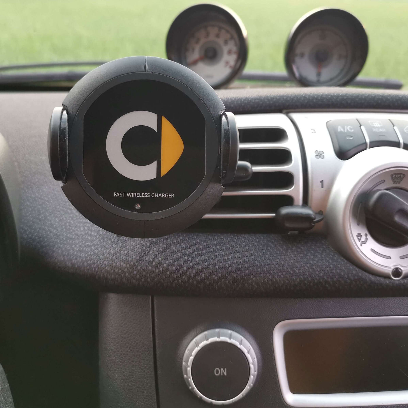Fast wireless charger mounted on car dashboard, compatible with various car models from 2009 to 2019.